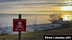 Crno more sve više postaje ratna zona, njegove vode su zagađene minama a nebom proljeću dronovi i projektili. Znak opasnosti u ukrajinskoj luci Južnij, 14. novembar 2022. 