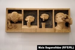 ნამუშევარი ეკუთნვის ათინათის კერძო კოლექციას.