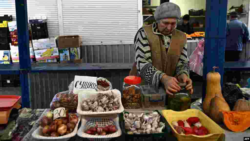 Ez az idős asszony saját terményeit árulja