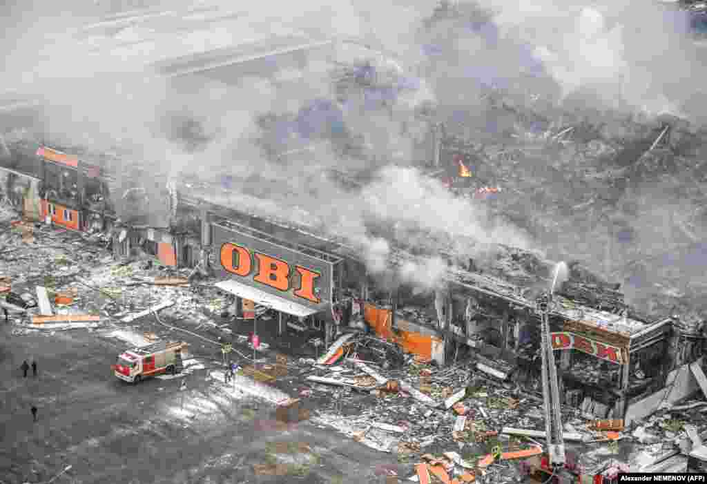 Ruski vatrogasci bore se sa ogromnim požarom veličine fudbalskog igrališta koji je 9. decembra izbio preko noći u trgovačkom i zabavnom centru Mega Khimki u moskovskom sjevernom predgrađu Khimki.