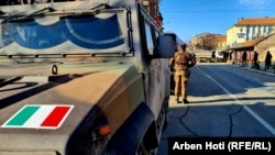 KFOR-i në afërsi të barrikadës në Lagjen e Boshnjakëve.