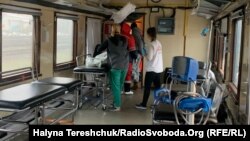 Вагони в евакуаційному потягу облаштовані для перевезення поранених