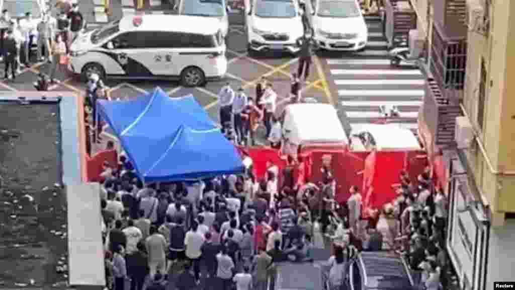 A délen található fontos tengeri kikötőben, Sencsenben is utcára mentek az emberek