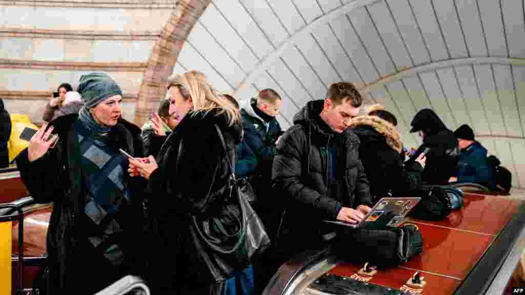 Civilek keresnek menedéket egy metróállomáson egy légiriadó alatt Kijev központjában 2022. december 13-án