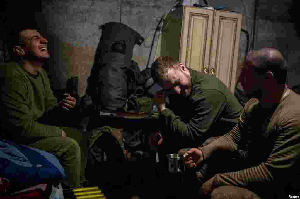 Ugyanannak az egységnek a tagjai pihenőjüket töltik