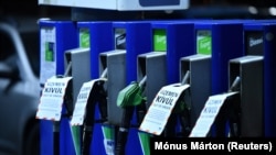 Az OMV egyik budapesti benzinkútjának töltőpisztolyai 2022. december 5-én