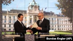 Premijer Kosova Aljbin Kurti i češki ministar evropskih polova Mikulaš Bek u Pragu, 15. decembra 2022.