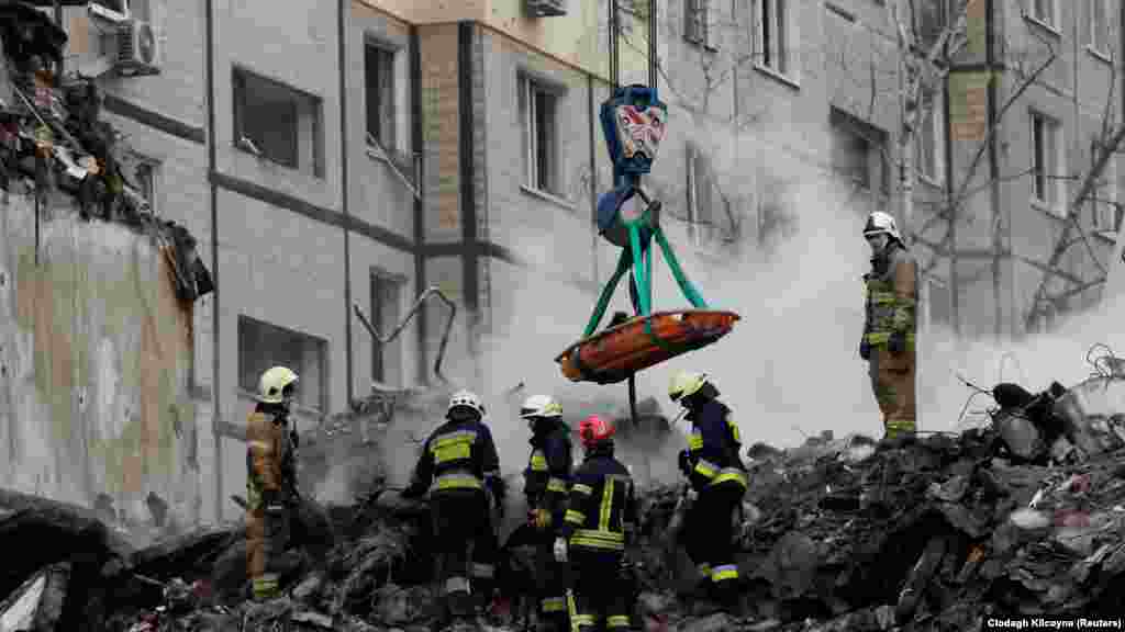 Куткаруучулар жергиликтүү жашоочулардын биринин сөөгүн чыгарып жаткан учур.&nbsp;