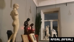 Mali muzej Voskresenskog s oko tridesetak artefakata – među kojima su dekorativni predmeti, nakit i knjige – ima za cilj da pokaže da je u Rusiji vekovima bilo homoseksualaca.