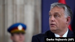 Premierul maghiar, Viktor Orban, la o conferință de presă comună, alături de președintele Serbiei, Aleksandar Vucic și cancelarul austriac Karl Nehammer, după trilaterala de la Belgrad, 16 noiembrie 2022.