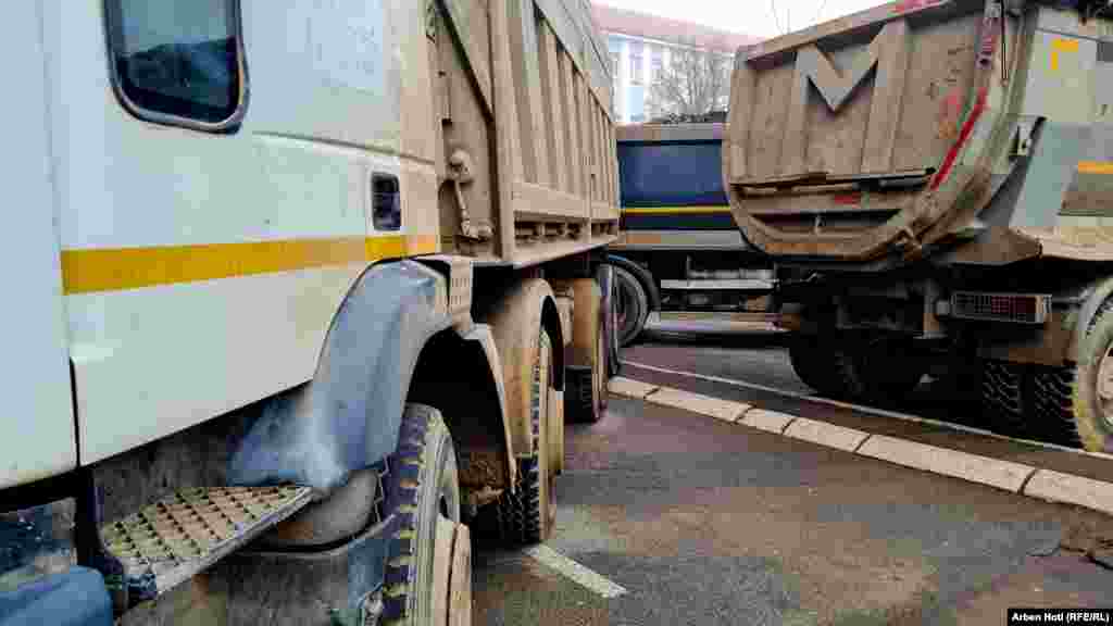 Policia e Kosovës tha se barrikadat e reja janë vendosur nga &quot;persona apo grupe kriminale&quot; që synojnë të bllokojnë edhe më tej lirinë e lëvizjes.&nbsp;