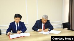 Жапониянын Muroo Systems Cо компаниясынын президенти Жонсинг Пан жана энергетика министри Таалайбек Ибраев. Министрлик тараткан сүрөт. 