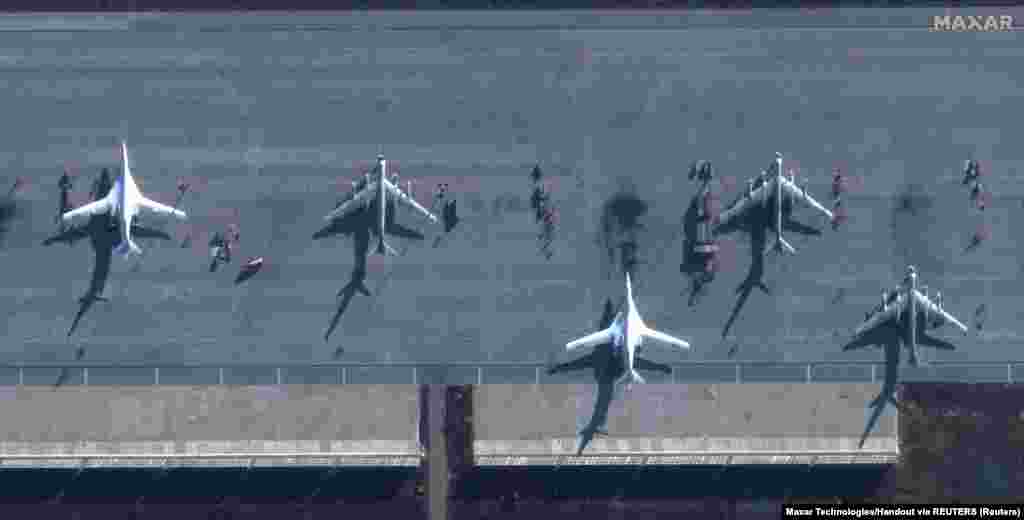 Szerhij Zgurecs ukrán katonai elemző szerint a hétfőn eltalált légierőbázisok voltak az egyedüli olyan létesítmények Oroszországban, amelyek teljes mértékben ki tudták szolgálni az Ukrajna elleni támadásokhoz használt bombázókat. Bombázó repülőgépek az Engels katonai légi bázison december 4-én