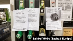 Anunțuri că nu este benzină și motorină la o benzinărie MOL de la Budapesta, Ungaria, luni 5 decembrie 2022. 
