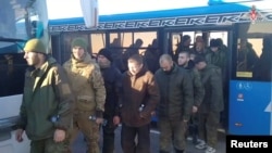 Орусиянын Коргоо министрлиги туткундарды айырбаштоо деп жарыялаган сүрөт.