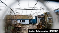 Подвір'я після мінометного обстрілу та влучання в житловий будинок