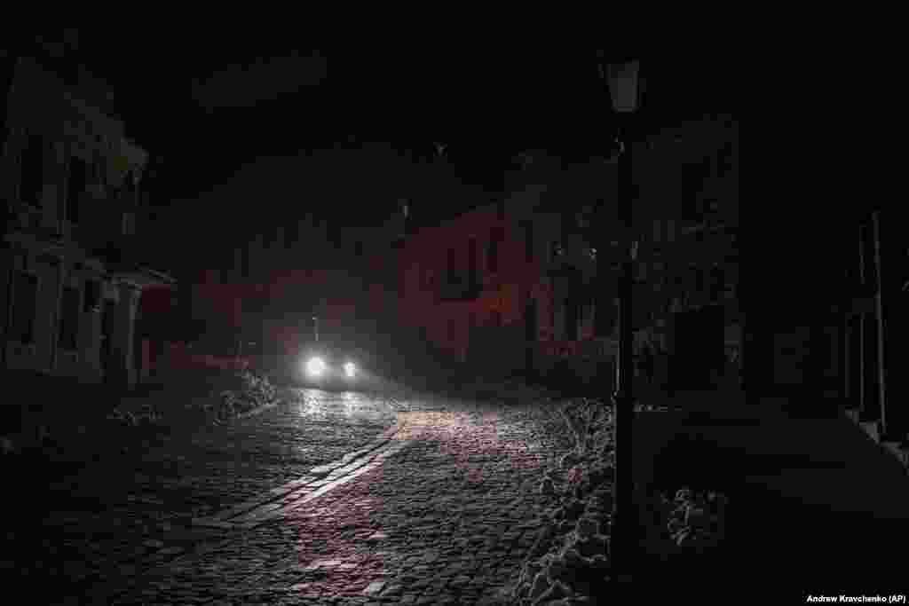 23 noiembrie 2022, Kiev: Pană de curent în urma atacurilor rusești. Orașul este adâncit în întuneric.