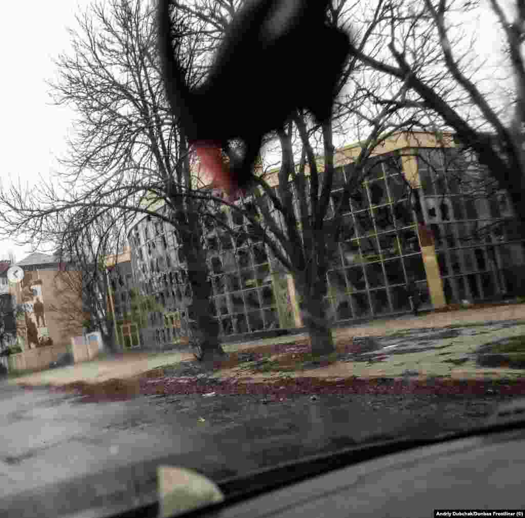 Xhamat e thyer në një ndërtesë në Bahmut. Ushtarët ukrainas thonë se forcat ruse, aktualisht, po përdorin taktika shumë të kushtueshme në të cilat ushtarët e trajnuar dobët urdhërohen të përparojnë drejt vijave ukrainase të frontit në mënyrë efektive si &quot;karrem&quot; për të tërhequr zjarrin, duke ndihmuar ushtarët në pjesën e pasme që t&#39;i identifikojnë pozicionet ukrainase. &nbsp;