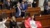 Član Kongresa sa zastavom nakon što je Kongres odobrio smjenu predsjednika Pedra Castilla, u Limi, Peru, 7. decembra 2022.