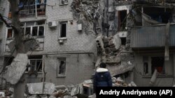 Lebombázott épület Ukrajnában 2022. november 27-én