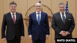 Zamjenik generalnog sekretara NATO (u sredini) sa Miroslavom Lajčakom, specijalnim predstavnikom EU za dijalog Beograda i Prištine (lijevo) i Gabrijelom Eskobarom, zamjenikom pomoćnika sekretara SAD (desno) 