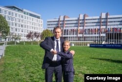 Guido Fluri, fondatorul Justice Initiative la Consiliul Europei împreună cu Sîrmanca Fechete, supraviețuitoarea căminului Cighid, sursa: justice-initiative.eu