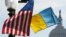 Drapelele SUA și al Ucrainei. Fotografie generică.