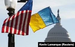 «Більшість членів зрозуміють, як важко Україні сьогодні. І ті, хто приділяє час на брифінги про Україну, розуміють жахливу ситуацію», – сенаторка Джоні Ернст