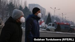 Беткап менен бара жаткан жарандар. Бишкек. 12-декабрь, 2022-жыл. 