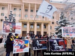 На процессах Михаила Саакашвили у здания Тбилисского городского суда собираются все меньше сторонников