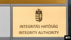 Az Integritás Hatóság korábbi cégtáblája a főváros XI. kerületében 2022. november 2-án