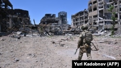 Російський військовий біля металургійного комбінату «Азовсталь» у Маріуполі, 13 червня 2022 року