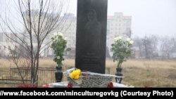 "Ала-Арча" көрүстөнү. Эл артисти Жамал Сейдакматованын эстелиги. 