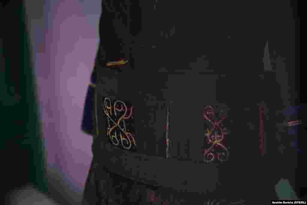 Teknikat e qëndisjes janë edhe gajtanët me forma dhe madhësi të ndryshme. Ato nuk janë thjesht zbukurime, por simbolika të jetës: lule, shqiponja, kryq ose filigranë.&nbsp;