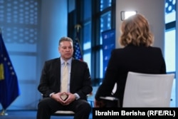 Gabriel Escobar, zamjenik pomoćnika sekretara u Birou za evropska i evroazijska pitanja State Departmenta, u razgovoru sa novinarkom RSE Armom Zejneli Loxha u Ambasadi SAD u Prištini, 13. decembra 2022.