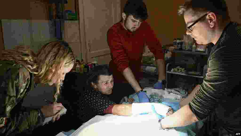 A PFVMH önkéntes orvosai kezelik a 63 éves Innát, aki egy háztartási balesetben sérült meg