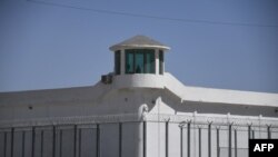 Одно из закрытых учреждений в Хотане, городе в Синьцзяне. Китайские власти называют такие учреждения центрами профессиональной подготовки, правозащитники – «лагерями перевоспитания».