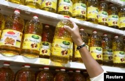 Palmino ulje za kuhanje u supermarketu u Subang Jayi, Malezija, 8. ožujka 2022.