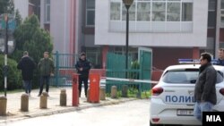 Policia pranë një shkolle të mesme në Shkup, pas raportimeve të rreme për bomba. Fotografi nga arkivi.
