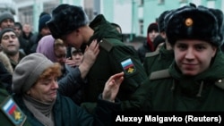 Ruski vojni obveznici pozvani na služenje vojnog roka opraštaju se od rodbine na železničkoj stanici u Omsku u novembru 2022.