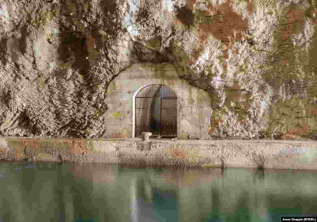 &bdquo;Ambarcațiunile înarmate cu torpile sau rachete puteau aștepta în tunel până ce navele inamice se apropiau, apoi ieșeau și lansau o salvă către acestea&quot;, a explicat expertul în istorie navală. &nbsp; &nbsp;