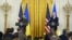 Президент України Володимир Зеленський (ліворуч) і президент США Джо Байден на пресконференції в Білому домі. Вашингтон, 21 грудня 2022 року