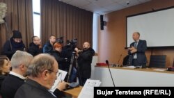 Asamblistët e rinj të Mitrovicës së Veriut gjatë ceremonisë së betimit.
