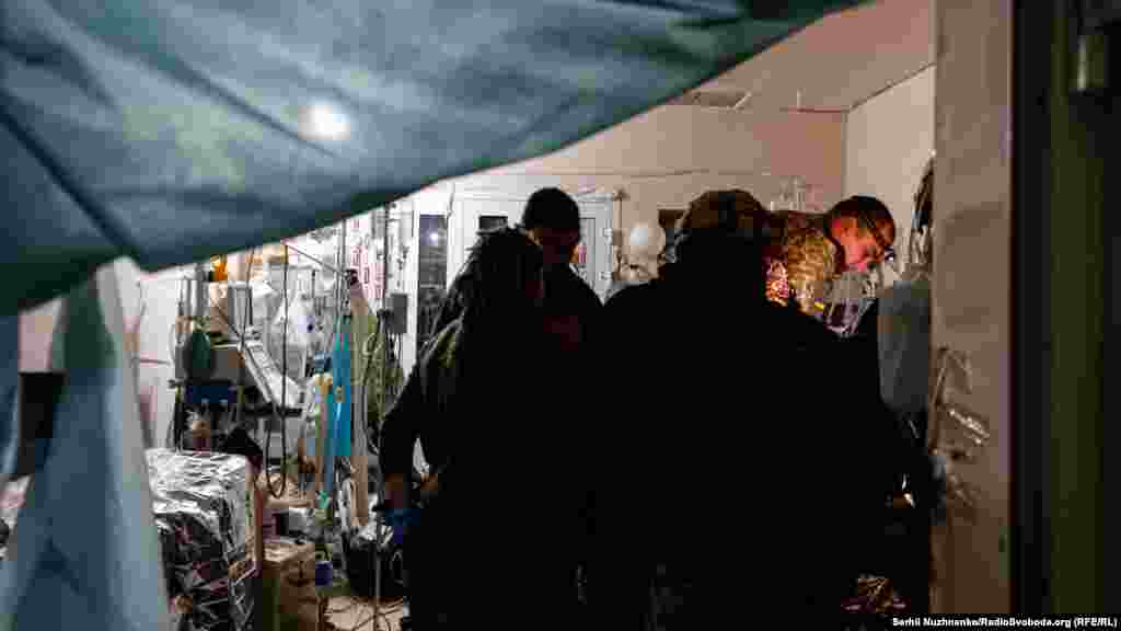 Врятували! Ось на операційному столі вже з&#39;являється новий пацієнт. Його стан критично важкий.&nbsp; Мобілізований військовий медик здійснює реанімаційні заходи. Момент напружений: під час надання медичної допомоги, у пацієнта настала клінічна смерть. Та, завдяки професіоналізму медиків, військовий знову почав дихати