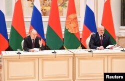 Владимир Путин и Александр Лукашенко на переговорах в Минске 19 декабря 2022 года. «Лукашенко является соучастником преступлений против Украины. И теперь это стало очевидным для всех украинцев», – говорит политолог