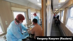 Centru mobil de vaccinare într-un tren, ajuns în regiunea Irkuțk, Rusia, 16 martie 2021. 