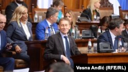 Ministar za državnu upravu i lokalnu samoupravu Aleksandar Martinović (u sredini) na jednoj od sesija u Skupštini Srbije