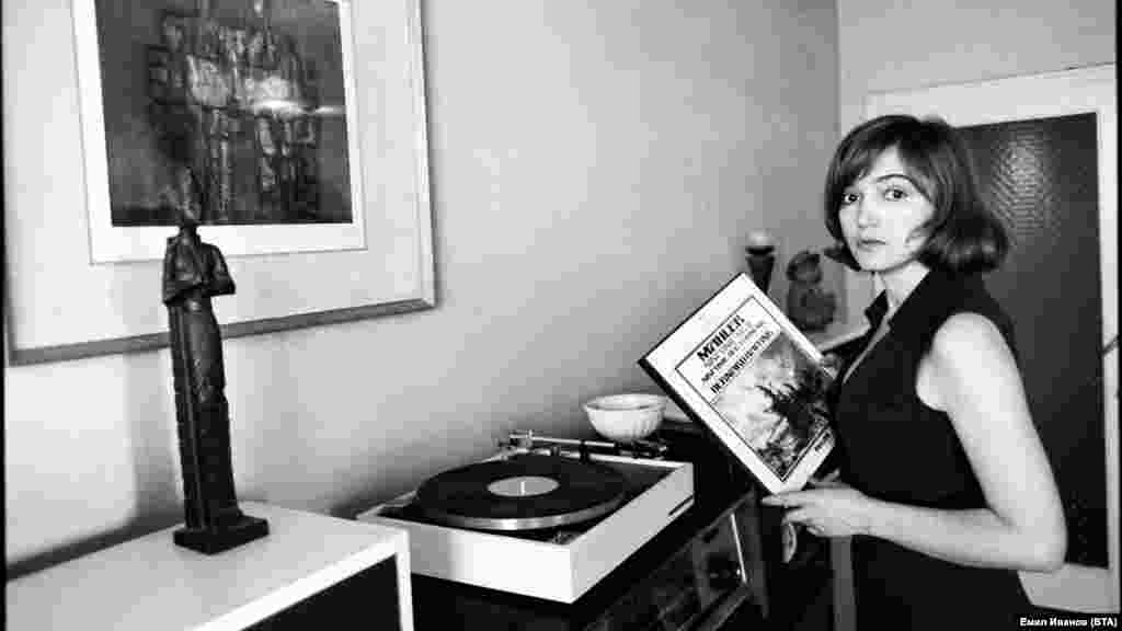 Актрисата Виолета Донева в дома си, заснета от фотограф на БТА на 30 януари 1980 г.