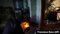 Një ukrainas ndez një zjarr në shtëpinë e tij në Kurylivka, Ukrainë. 16 tetor 2022.