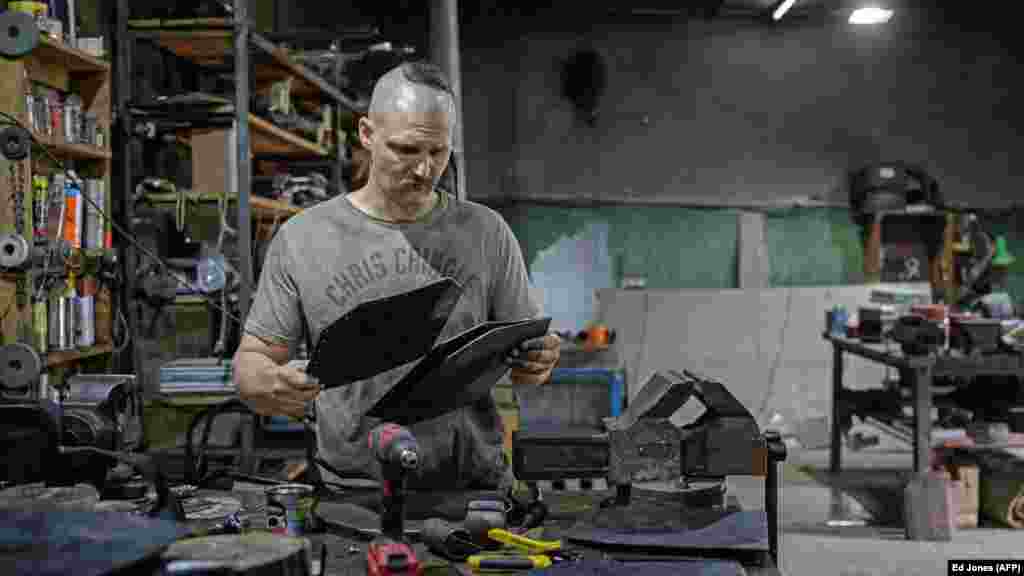 Andrij Palij készíti elő a lemezeket, amelyekből golyóálló mellényt készíthet zaporizzsjai műhelyében. Az autodidakta kovácsmester az orosz invázió előtt kardokat és középkori páncélokat gyártott, most az ukrán hadsereg számára testpáncélt készít.